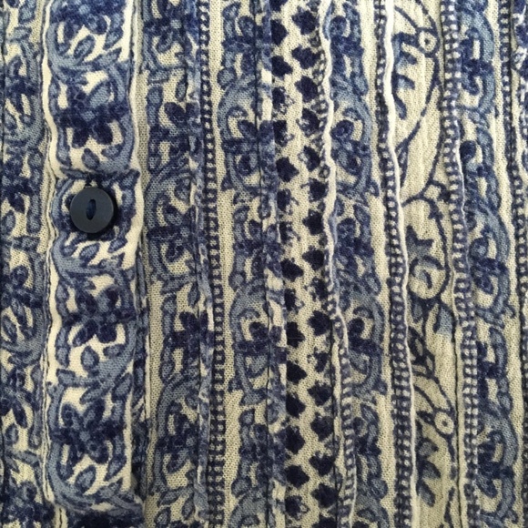 Lucky Brand easy flowing medium shirt, Botton down front - Picture 4 of 5